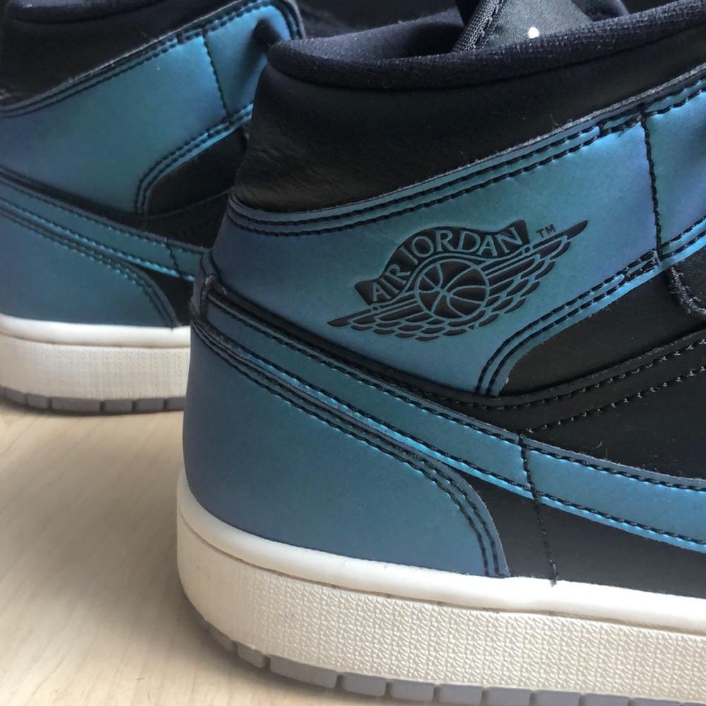 SOLD❌Jordan mid 1 Iridescent